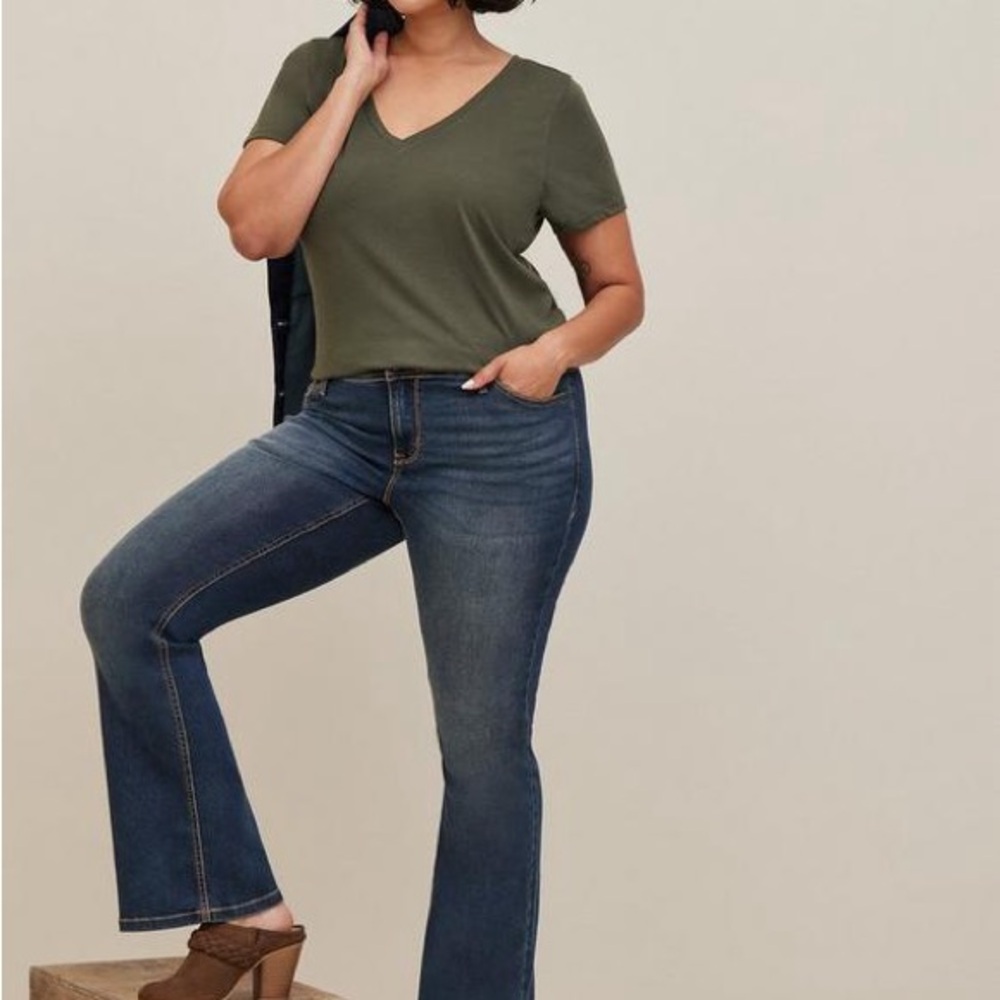 torrid Jeans Mid to Dark Blue slim Bootcut super stretch mid rise Zise 20S NWT